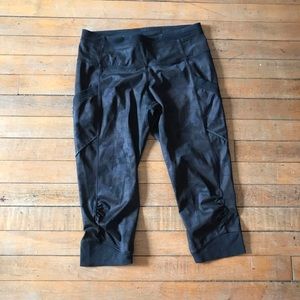 Lululemon black, side pockets, cropped leggings